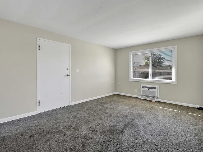 17105 Madison Ave — Photo 11