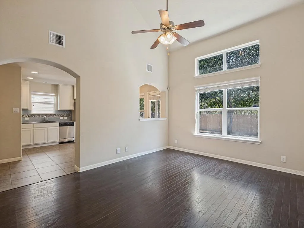 3 bed, 2.5 bath, 1422 sqft, $2,100 — Photo 4