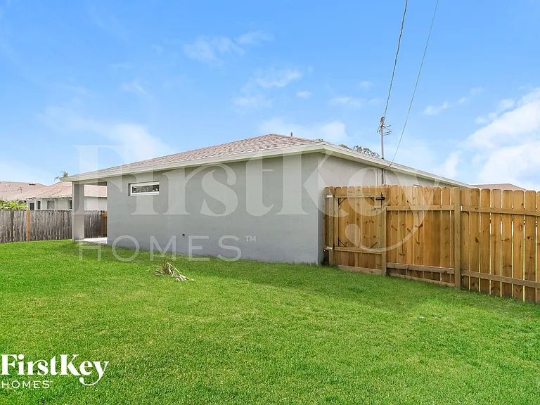2346 SW Abalon Cir — Photo 15