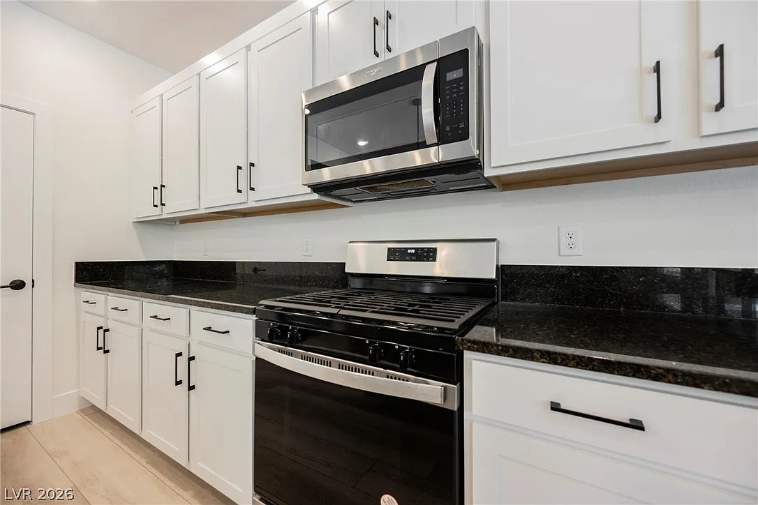 4 bed, 3.5 bath, 3054 sqft, $2,999 — Photo 3