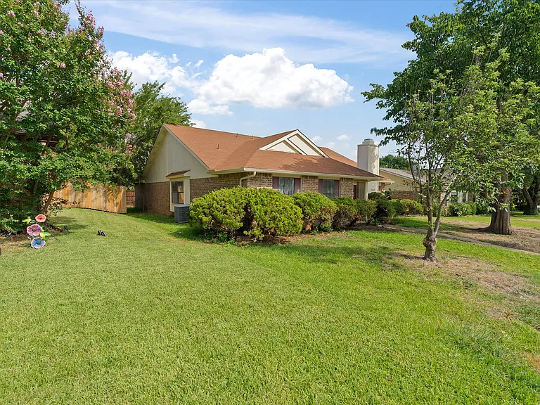 7612 Jerome Dr — Photo 2