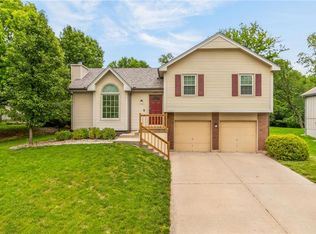 6499 NW Valley Dr, Parkville, MO 64152