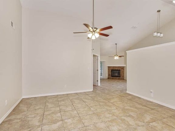 4th image of 525 Remington Oak Dr
