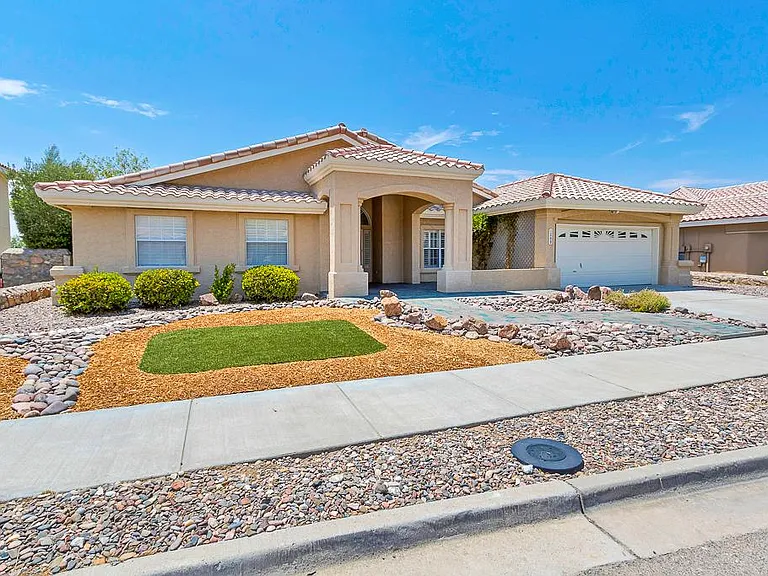 1209 Wind Ridge Dr — Photo 2