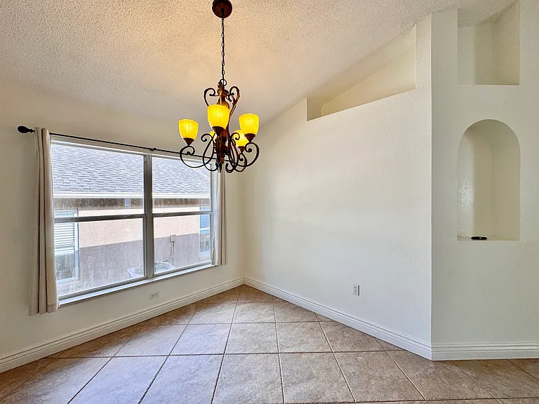 641 Samantha Ln — Photo 16