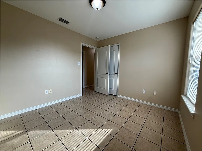 622 Webb St — Photo 15