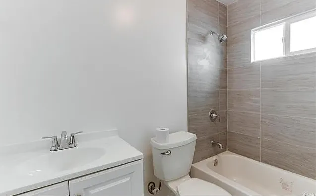 315 W 54th St — Photo 4