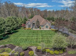 8 Eight Iron Dr, Mountain Top, PA 18707