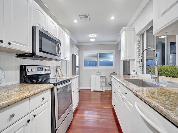 3rd image of 3640 NE 16th Avenue