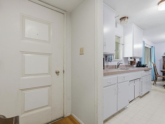 5th image of 348 Florimond Dr