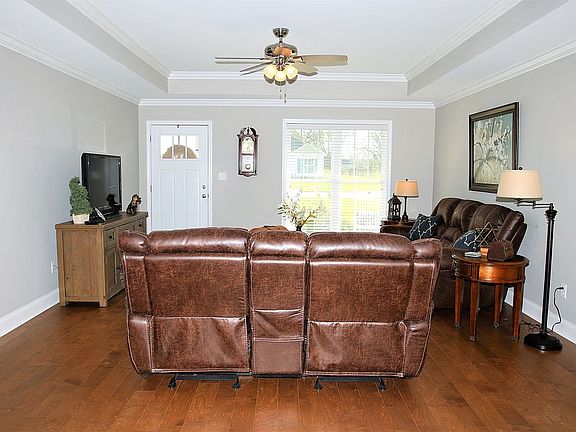 4th image of 324 Buck Run Dr W