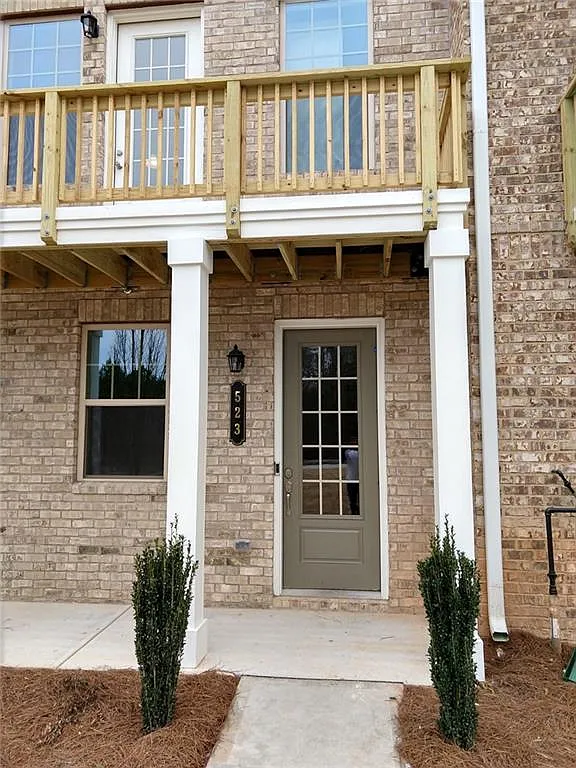 3 bed, 3.5 bath, 2250 sqft, $3,400 — Photo 1