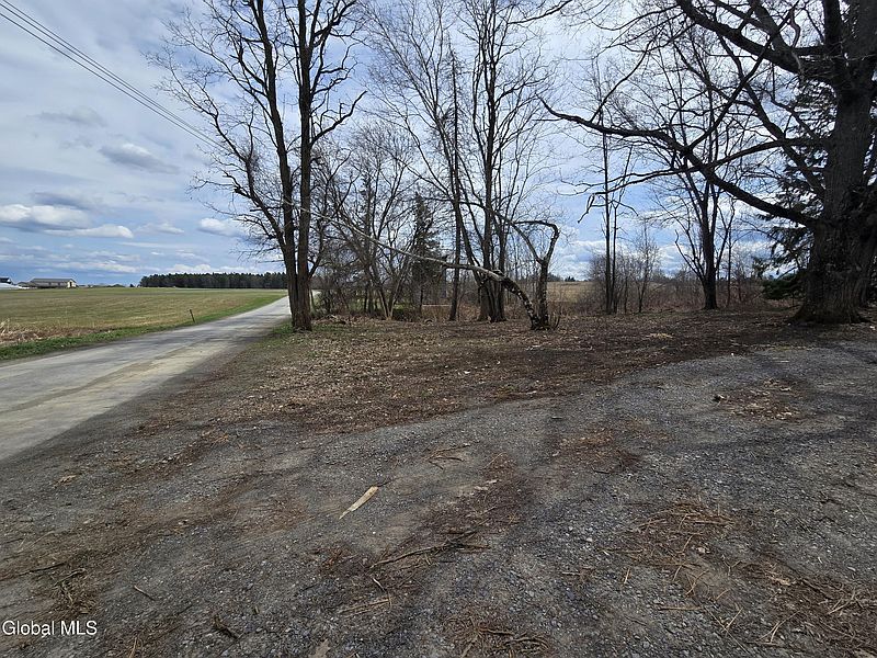 4th image of 682 Darrow Road