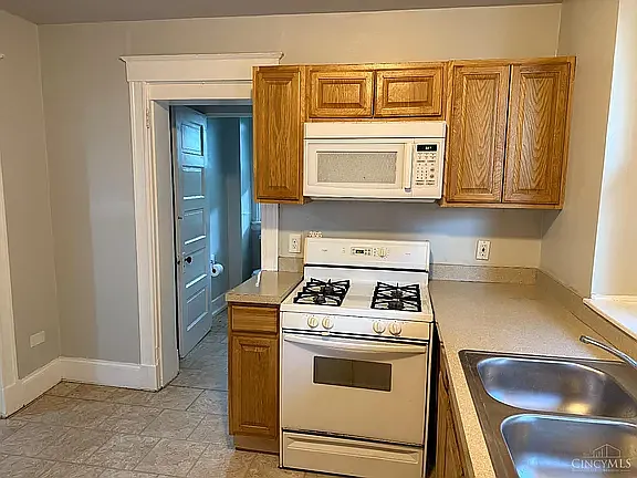 Fully equipped kitchen with gas stove, microwave, refrigerator and dishwasher