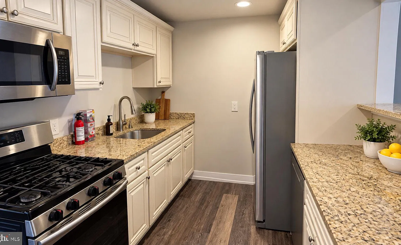 2 bed, 1.0 bath, 561 sqft, $2,300 — Photo 4
