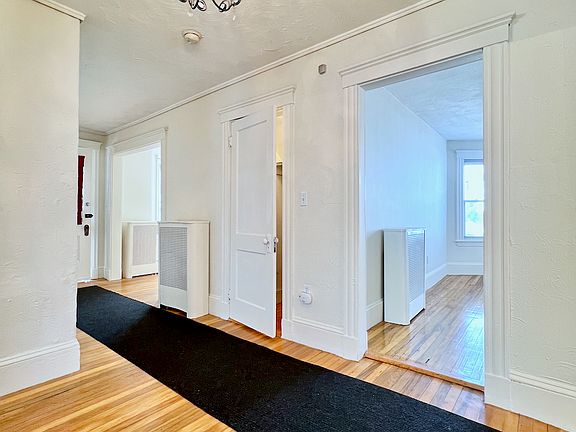 5th image of 19 Metcalf St Floor 1
