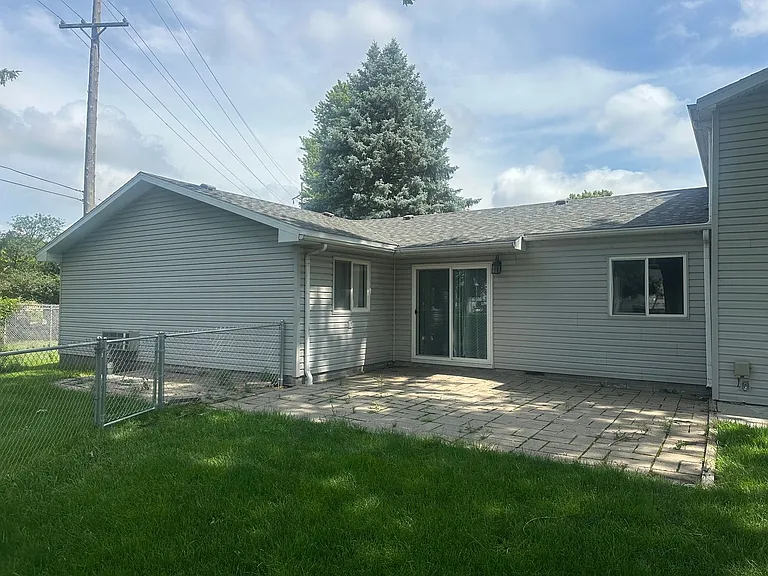 537 Memorial Dr E — Photo 3