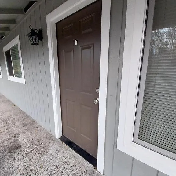 444 NW D St #F — Photo 2