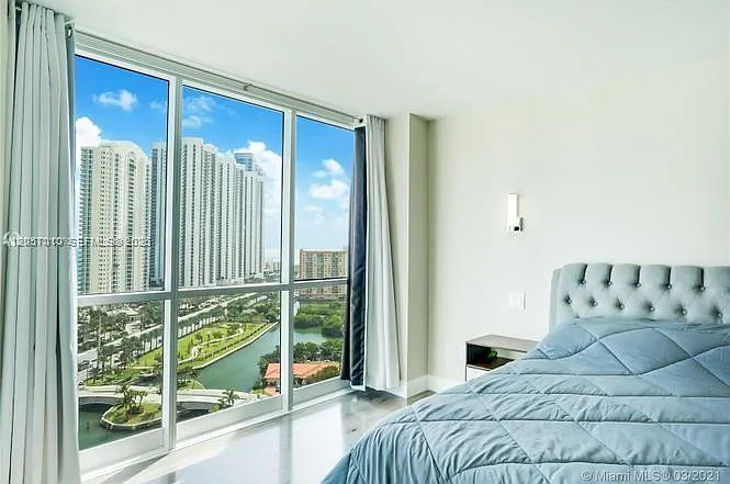 Oceania Iv Condo — Photo 4