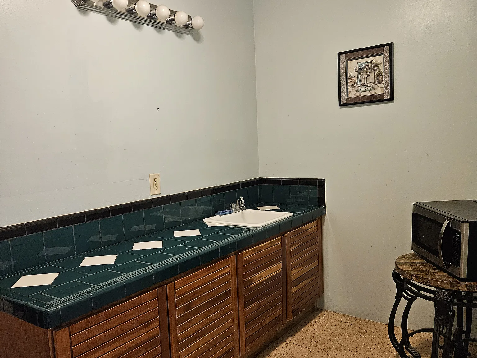 2541 E Adams St — Photo 4