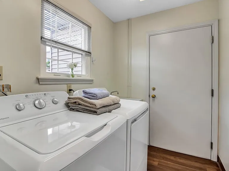 Windsong Place Apartments — Photo 105