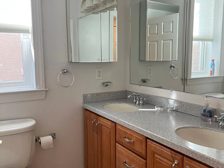 Level 2
Full Bathroom 1