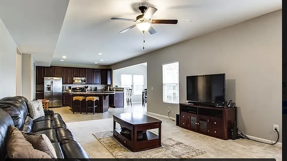 4 bed, 4199 sqft, $3,300 — Photo 4