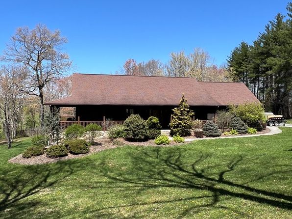 132 Eagle Ridge Ln, Galax, VA 24333