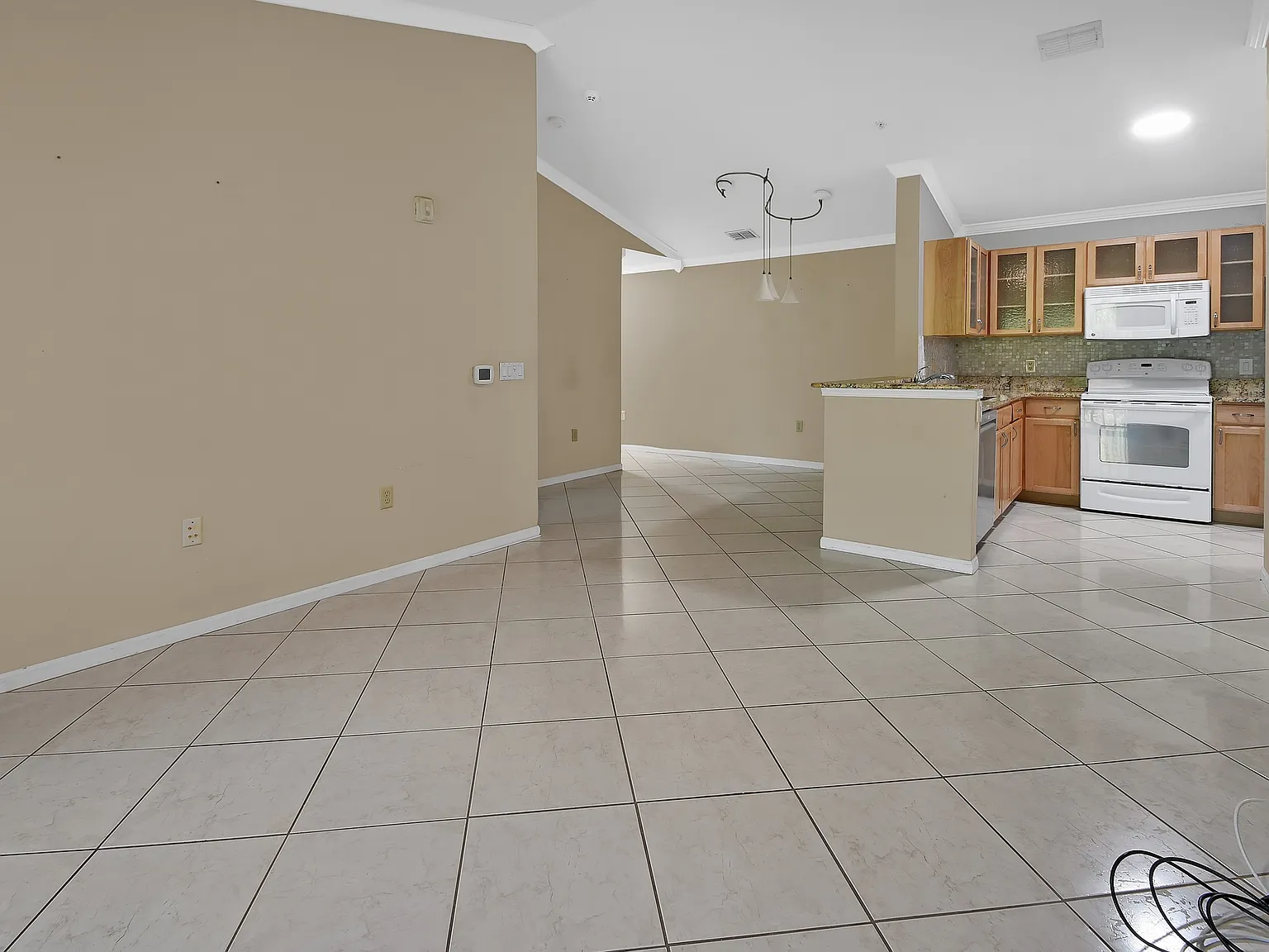 940 Village Trl — Photo 3