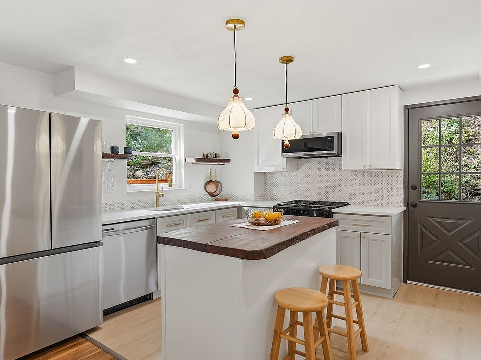 1st image of 556 Ridge Ave