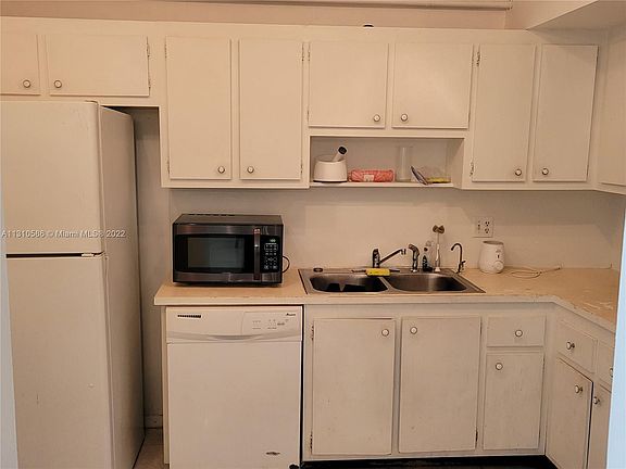 4th image of 919 Hillcrest Dr APT 306