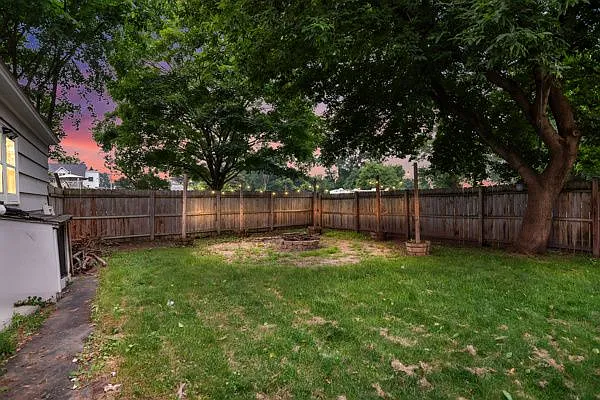 2139 Foster Ave — Photo 26