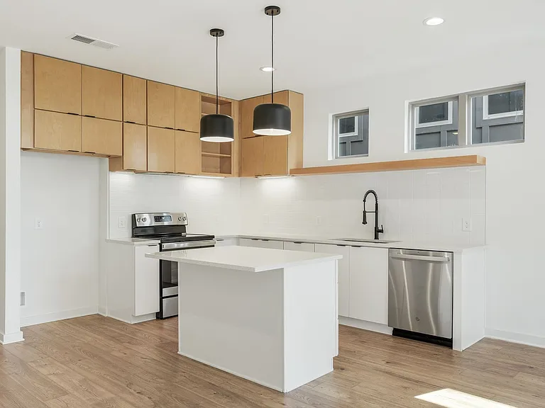 3060 Edwin Cir — Photo 5
