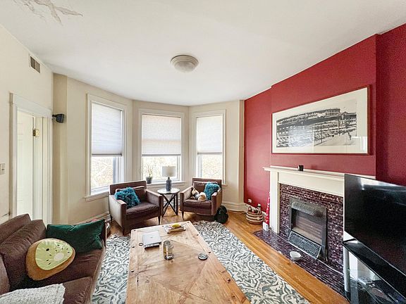 3rd image of 3726 N Lakewood Ave #2