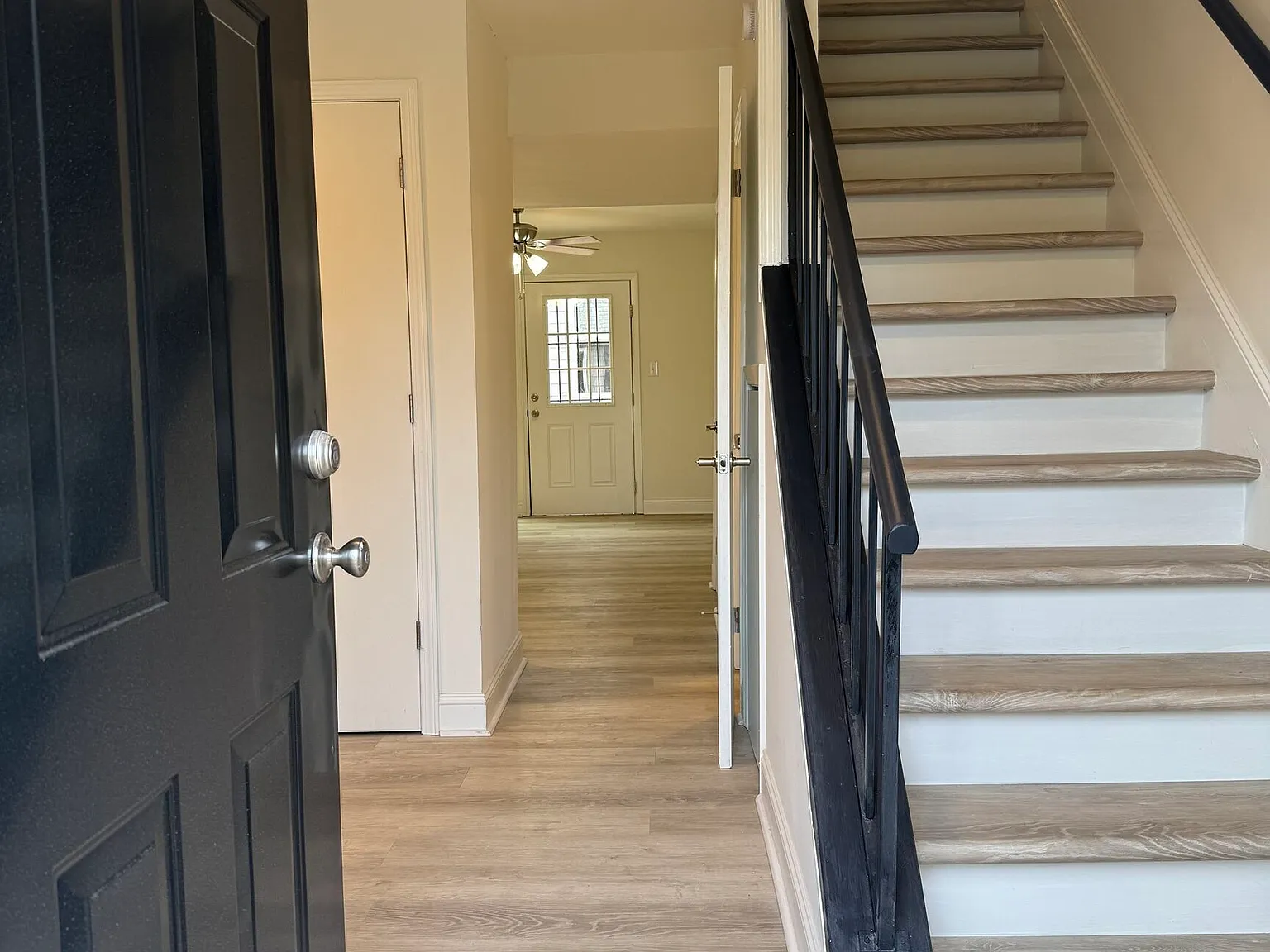 2 bed, 1.5 bath, 1050 sqft, $1,199 — Photo 2