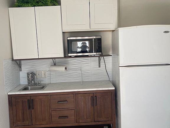 3rd image of 2019 Bayshore Gardens Pkwy #2