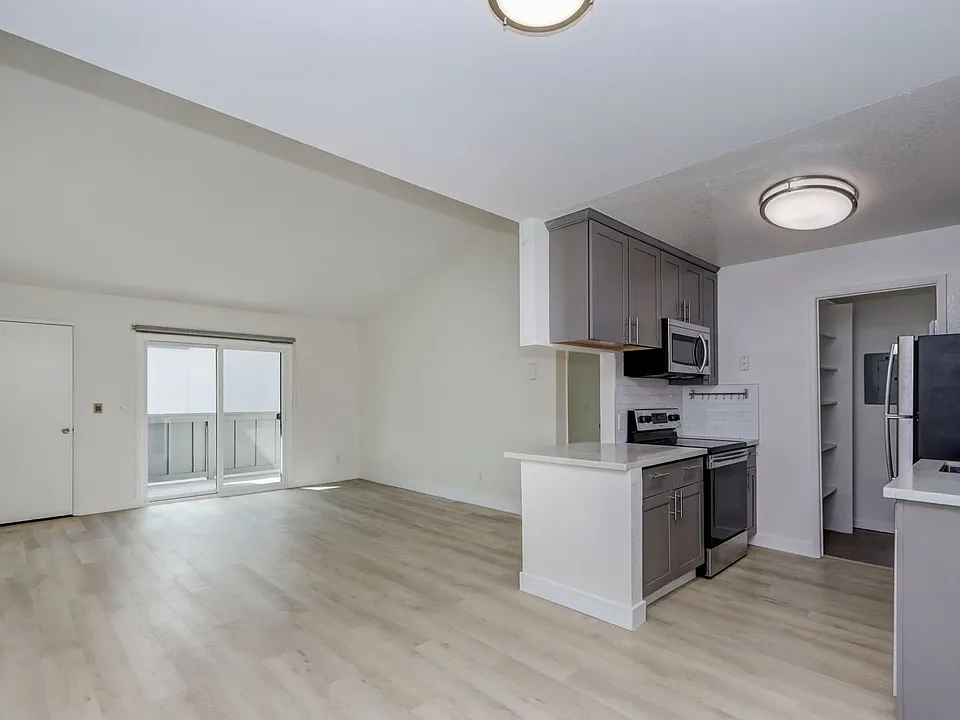 845 Woodside Way #209