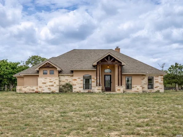 112 S Abrego Crossing, Floresville, TX 78114