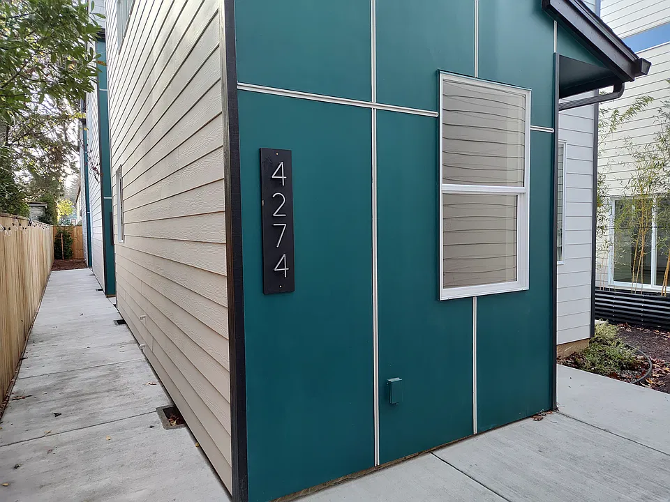 4274 NE Going St