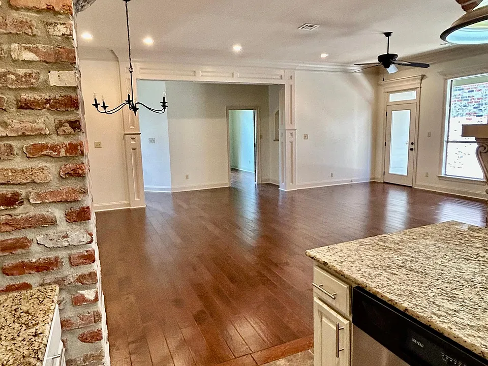 303 Harbor Bend Blvd