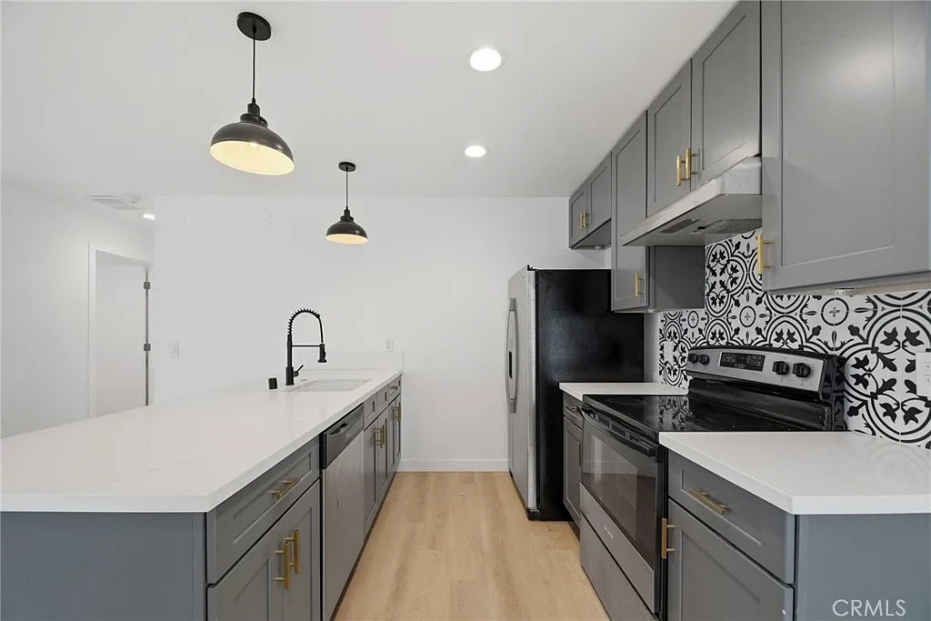 2 bed, 840 sqft, $3,250 — Photo 4
