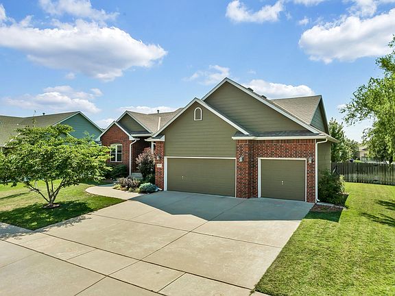 3rd image of 1027 N Beau Jardin Cir