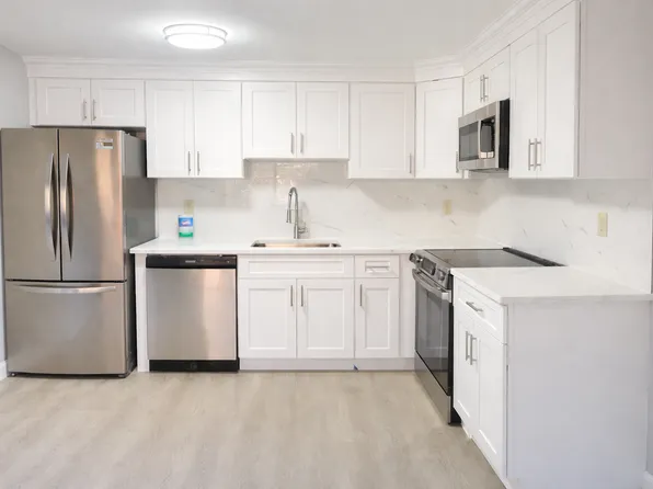 2100 Skyline Dr Unit 4, Lowell, MA 01854