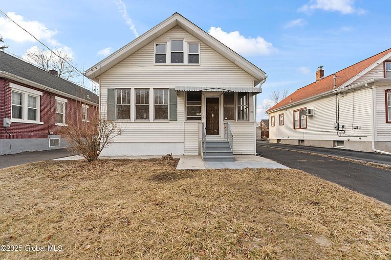 2nd image of 52 Holmes Court