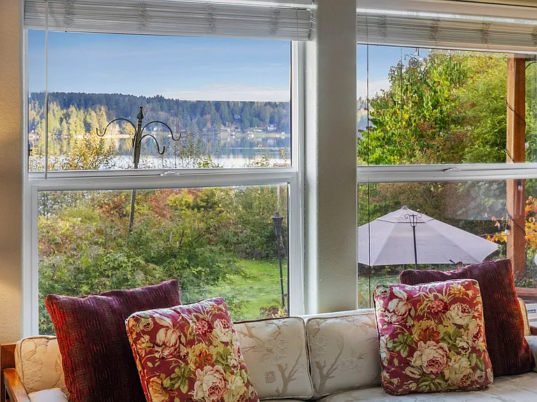 Main living room ... and of course the bay !