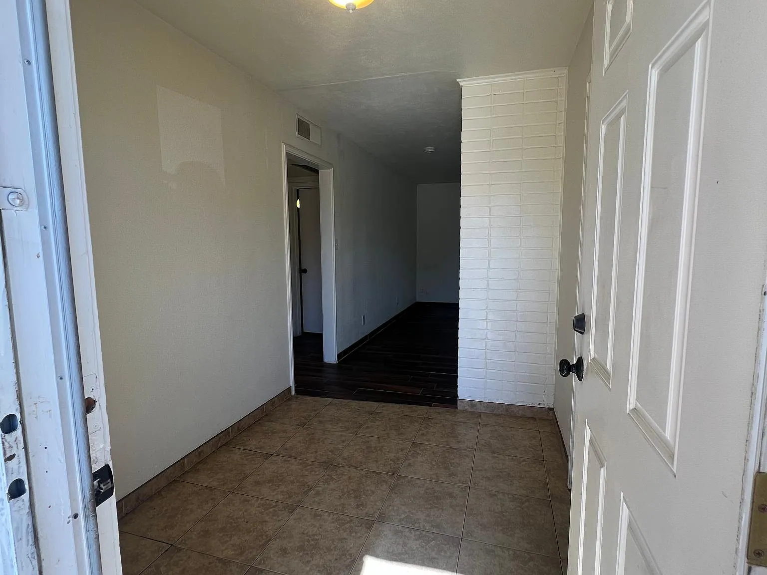 3 bed, 1048 sqft, $1,900 — Photo 3
