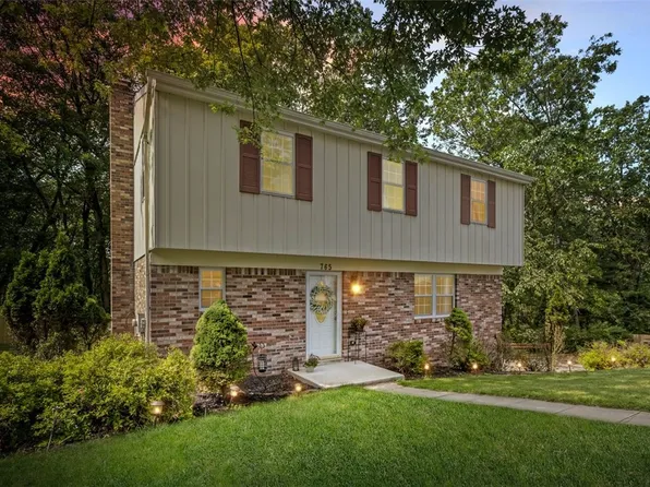 765 Brookshire Dr, Pittsburgh, PA 15237