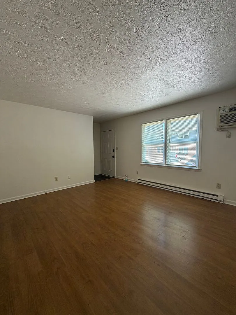 First Month Half Off - 2 Bedroom In Versailles — Photo 3