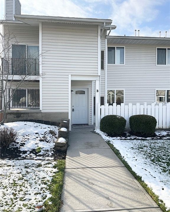 1st image of 8970B Portage Pointe Dr #B