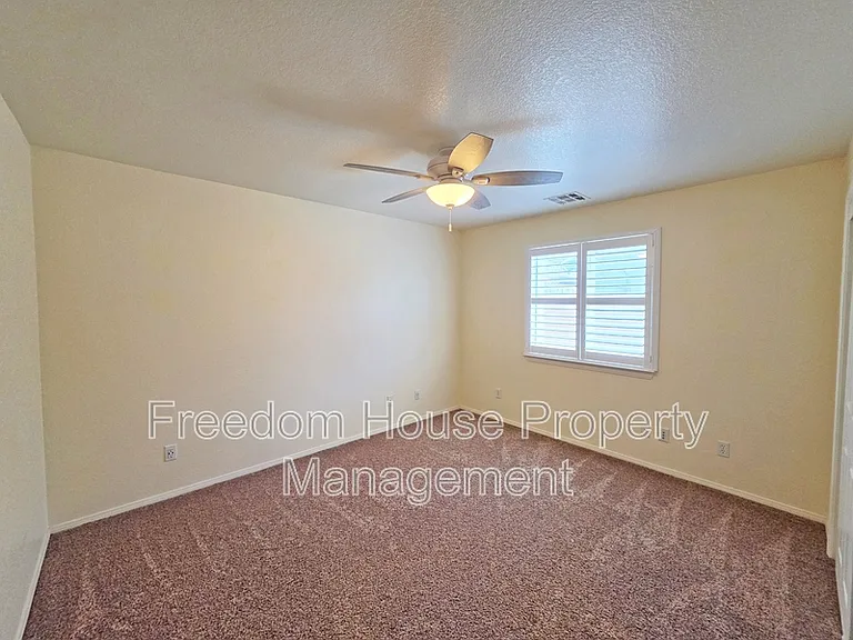 111 Mondale Ct — Photo 36